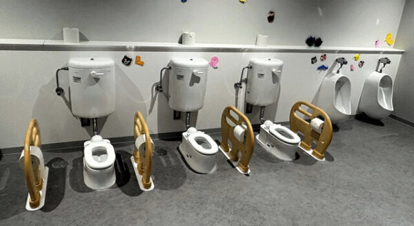 万博の壁のない子供用トイレの写真
